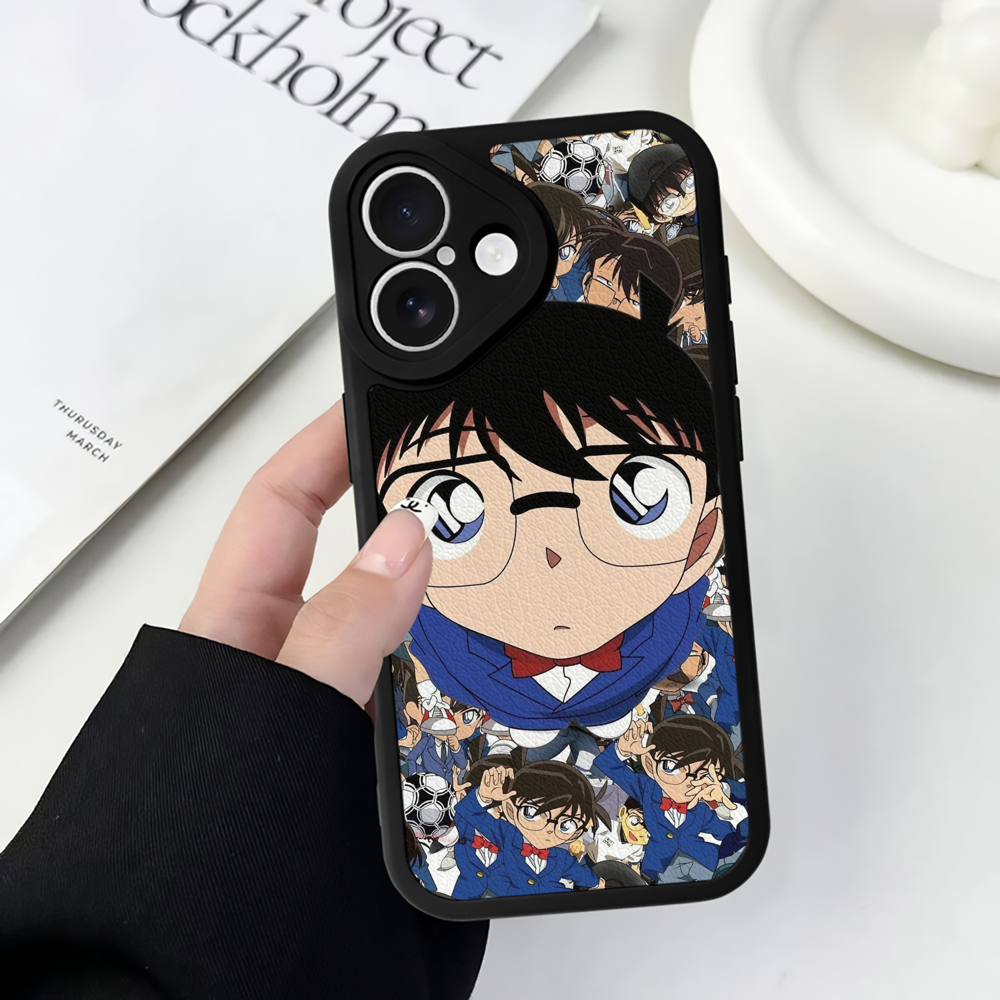 （画像用） 名探偵コナン Detective Conan 【iPhone 16シリーズ対応】シリコンスマホケース（レザー調） 材質：シリコン